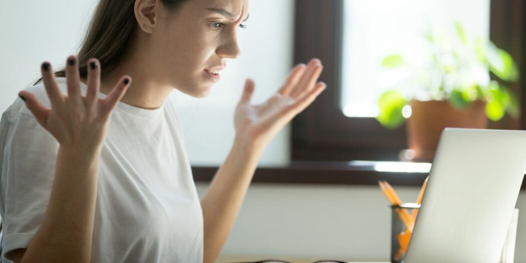 femme-senerve-devant-son-pc-trop-lent