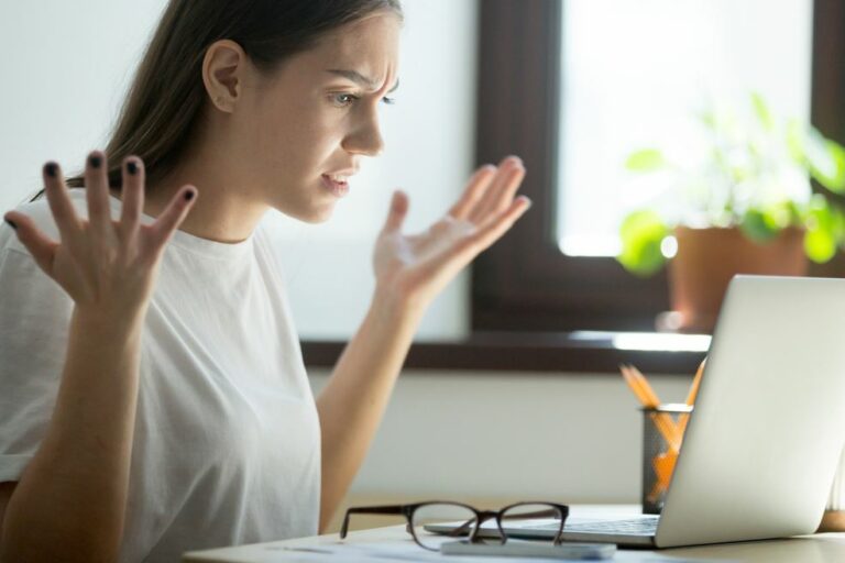 femme-senerve-devant-son-pc-trop-lent