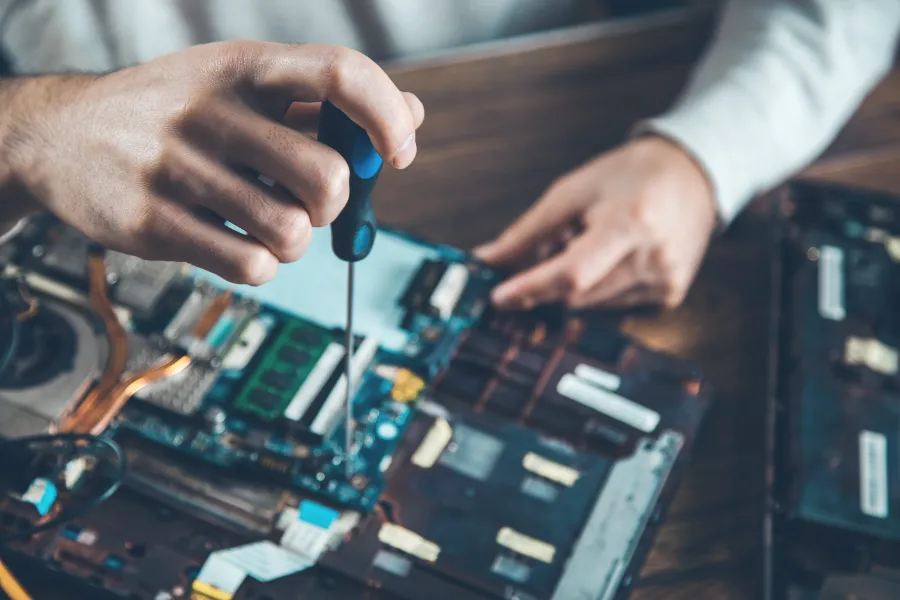 Technicien spécialisé en dépannage informatique
